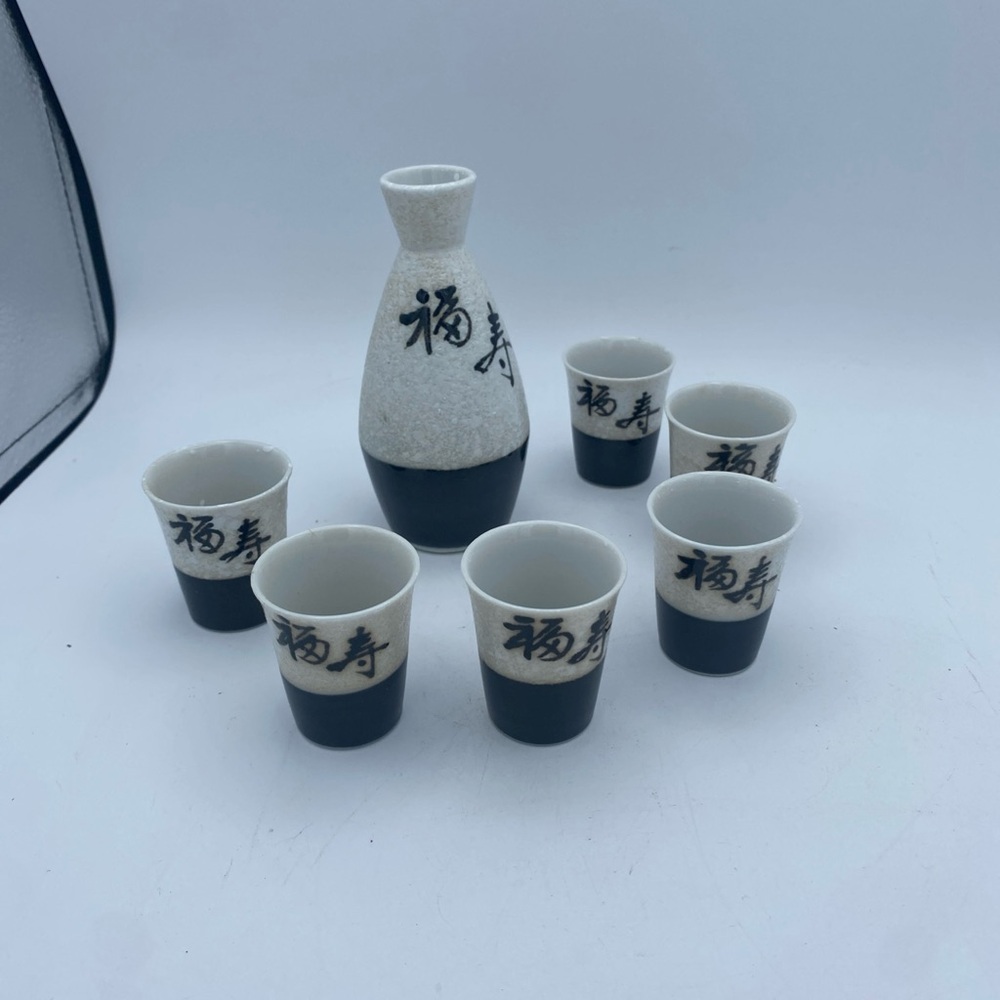 VTG Hand Painted Japan Ceramic Sake Bottle Kotobuki Fuku 5.5" W/ 6 Sip Cups